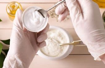 Puur én veilig: waarom conserveermiddelen onmisbaar zijn in natuurlijke skincare.