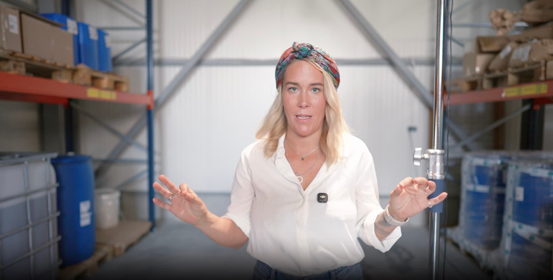Malou in de fabriek van Natural Heroes